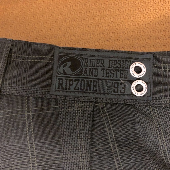 Ripzone Plaid Shorts - Picture 4 of 6